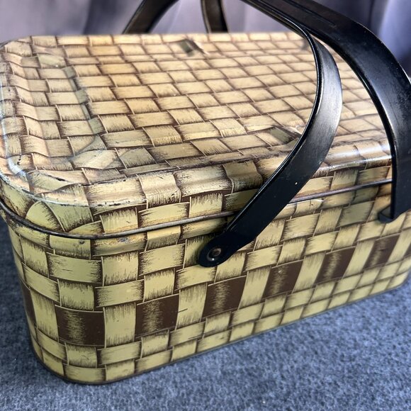 VTG METAL TIN TAN WOVEN WEAVE PATTERN PICNIC BASKET W/ HANDLES 13”x5”x 8.5” - Picture 12 of 16